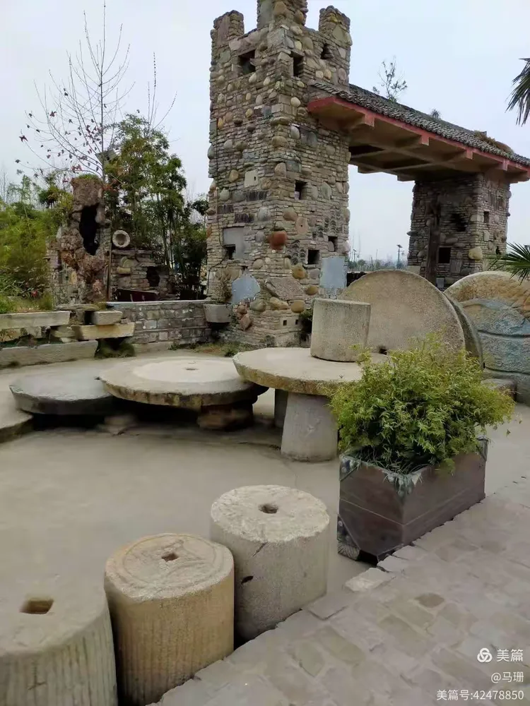 我们的家乡老河口,王甫洲上来一游.奇石村里奇石多,风光秀丽在村头